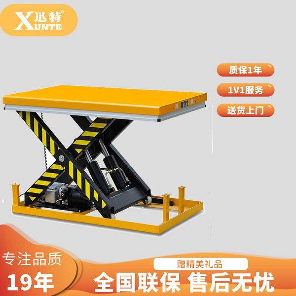 電動(dòng)升降平臺(tái)價(jià)格。我們公司成立于2001年。目前，公司主要從事各類升降平臺(tái)、高空作業(yè)平臺(tái)和卸貨平臺(tái)的銷售、安裝、維修業(yè)務(wù)。公司內(nèi)部已經(jīng)擁有一支強(qiáng)有力的銷售、安裝、維修、保養(yǎng)團(tuán)隊(duì)。多年來一直以客戶為中心，做到讓客戶滿意是我們的宗旨。電動(dòng)升降平臺(tái)價(jià)格。公司多年來都有穩(wěn)定的客戶，一般老顧客介紹的也比較多，新客戶在網(wǎng)站上看到我們后都會(huì)被吸引詢價(jià)，在了解過之后都是選擇了我們。電動(dòng)升降平臺(tái)價(jià)格。這不上周一個(gè)客戶，從其他客戶那看到了我們的產(chǎn)品找過來的，詢價(jià)之后毫不猶豫就下單了，顧客信任我們一直是我們的動(dòng)力及信心，蘇州市迅特液壓升降機(jī)械有限公司歡迎您咨詢了解。